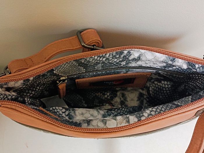 Sac à main fermeture zippée de marque street one neuf jamais porté 
Dimensions 26 x 17 cm 
1 poche zippée à l'intérieur et 1 normale 1 poche zippée à l'extérieur 
envoi rapide - photo numéro 8