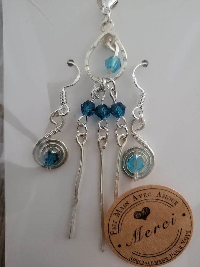 Boucles et pendentif argentés