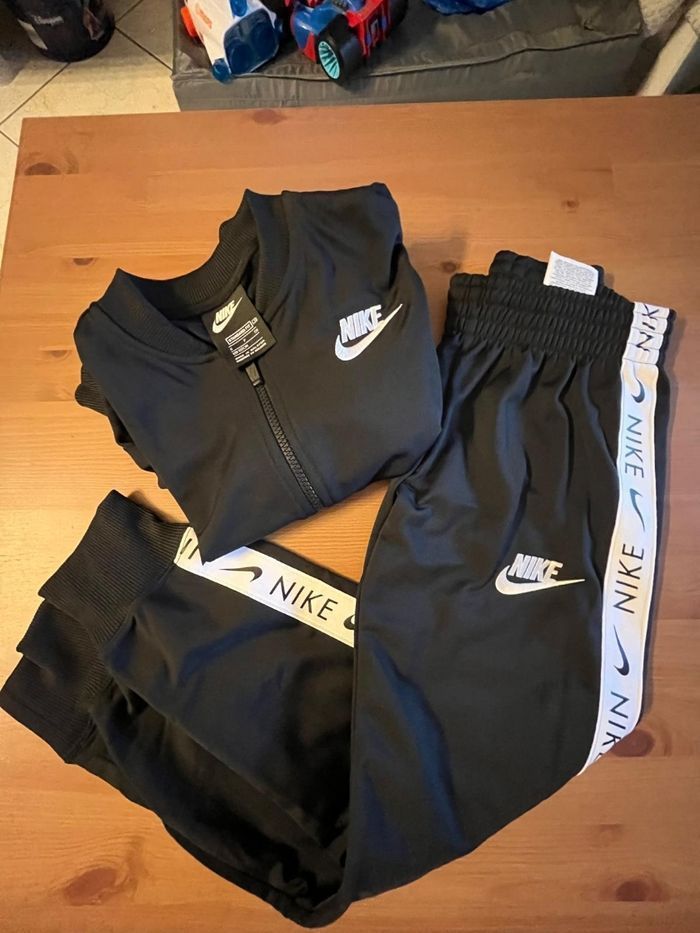 NEUF!!!! (non portés) 🥰😍🤩SUPERBE survêtement MIXTE 8 ans NIKE (prix ferme)⚘️⚘️🤩🤩