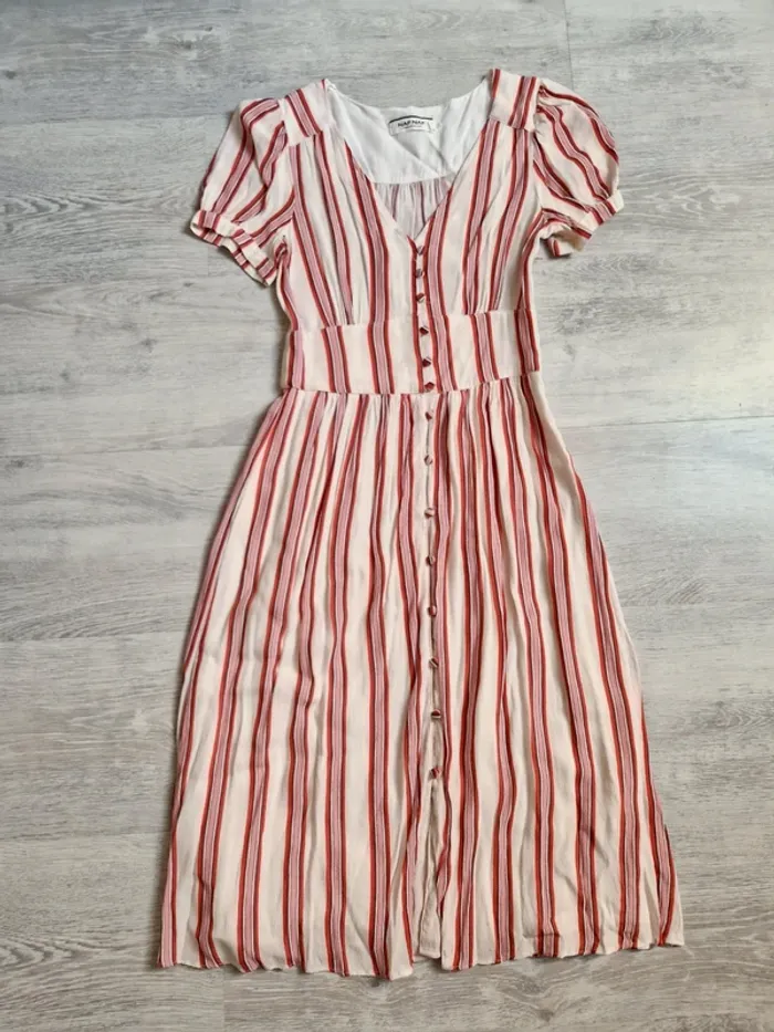 Très jolie robe naf naf écrue à rayures taille 34
