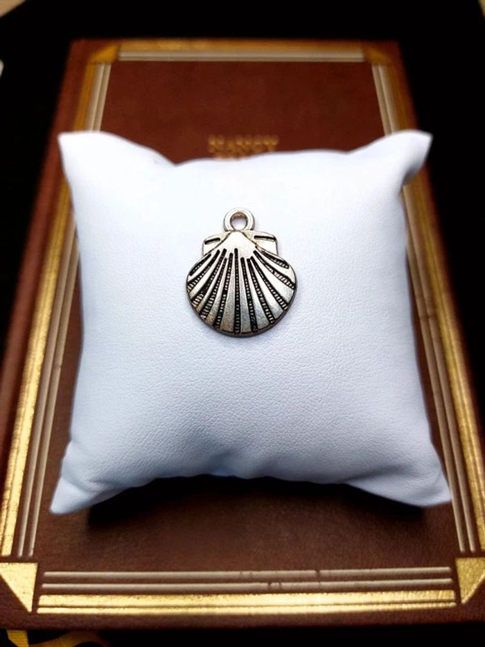 Magnifique pendentif coquillage couleur argenté