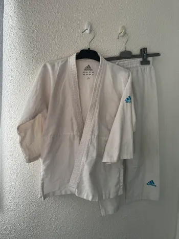 Ensemble judo Adidas taille 6/8 ans 🌹