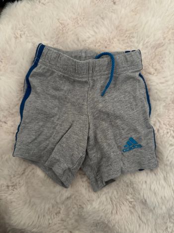 Short adidas 9/12 mois très bon état