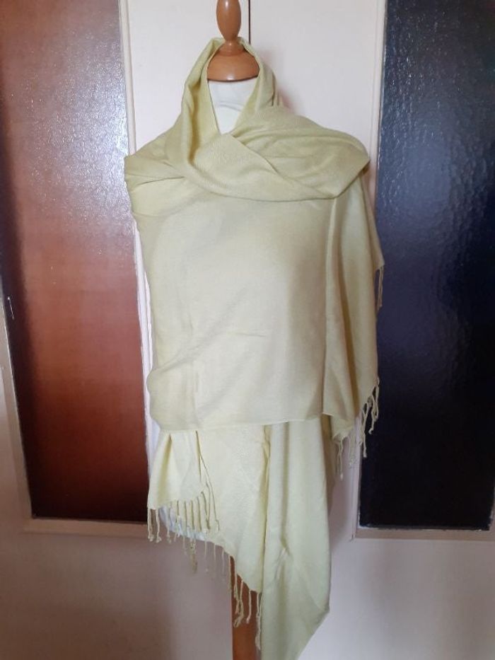Echarpe jaune en tissu