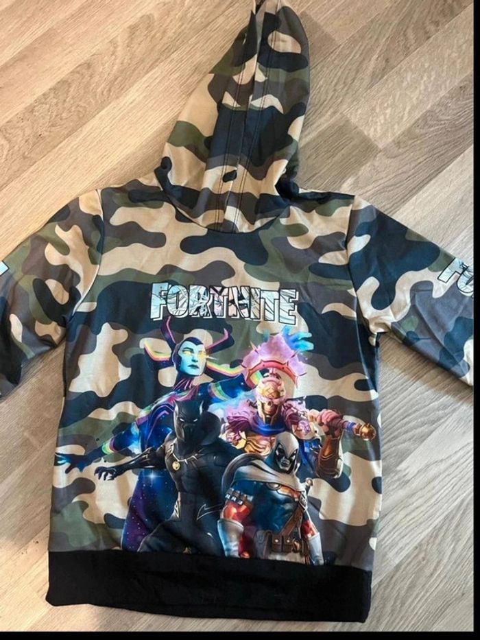 Très jolie sweet pull fin à capuche fortnite taille 8 ans - photo numéro 2