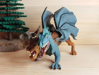 Figurine dragon a 3 têtes animal imaginaire