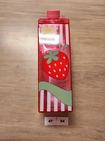 Gourde forme brique de lait fraise Milk 21x6 cm Claire's