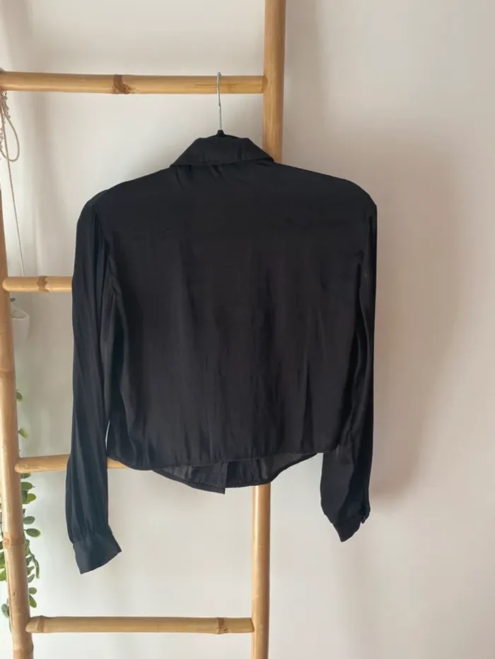 Chemise noire courte et satinée - photo numéro 5