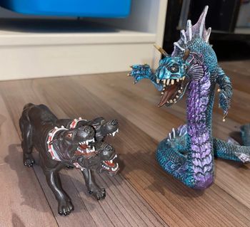 Figurines Grand dragon des mers et Cerbère