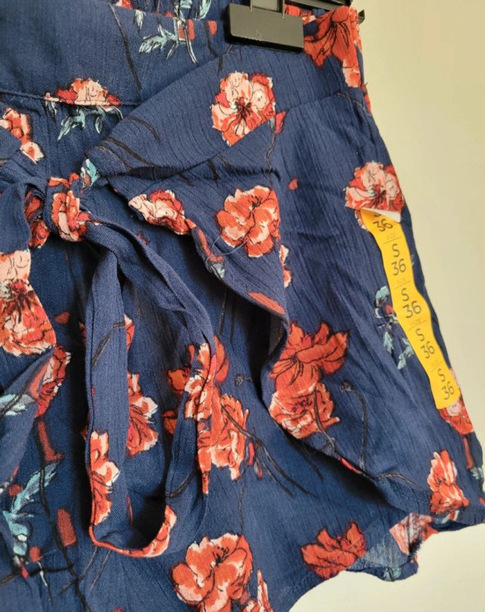 Short fleuri Pull&bear 36 - photo numéro 2