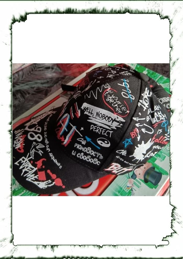 Casquette multicolore avec des inscriptions dessus et réglable - photo numéro 2