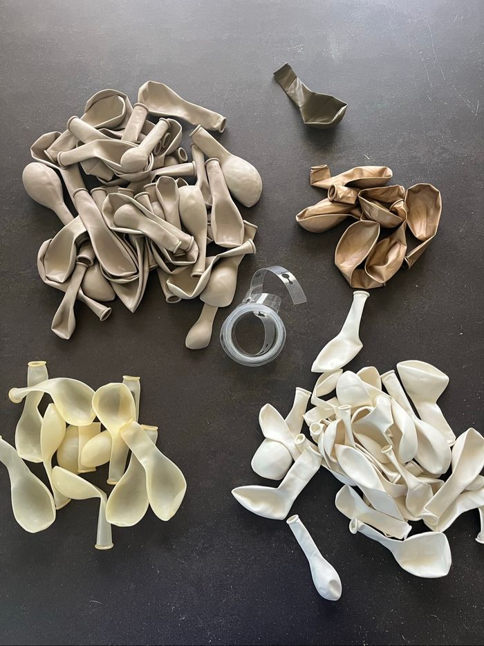 Lot 90 ballons avec arche en plastique