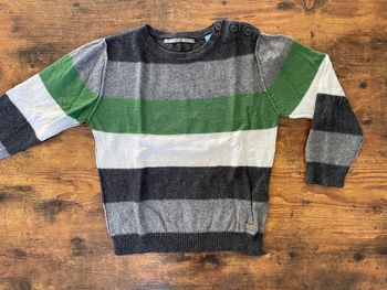 Sweat en laine fine à rayures vertes, noires et grises