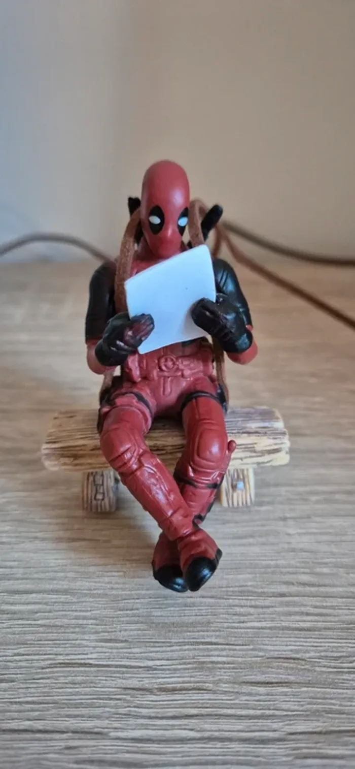 Figurine DeadPool suspendu assis sur un banc. - photo numéro 5