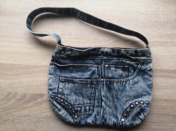 Sac en jeans délavé clouté 
