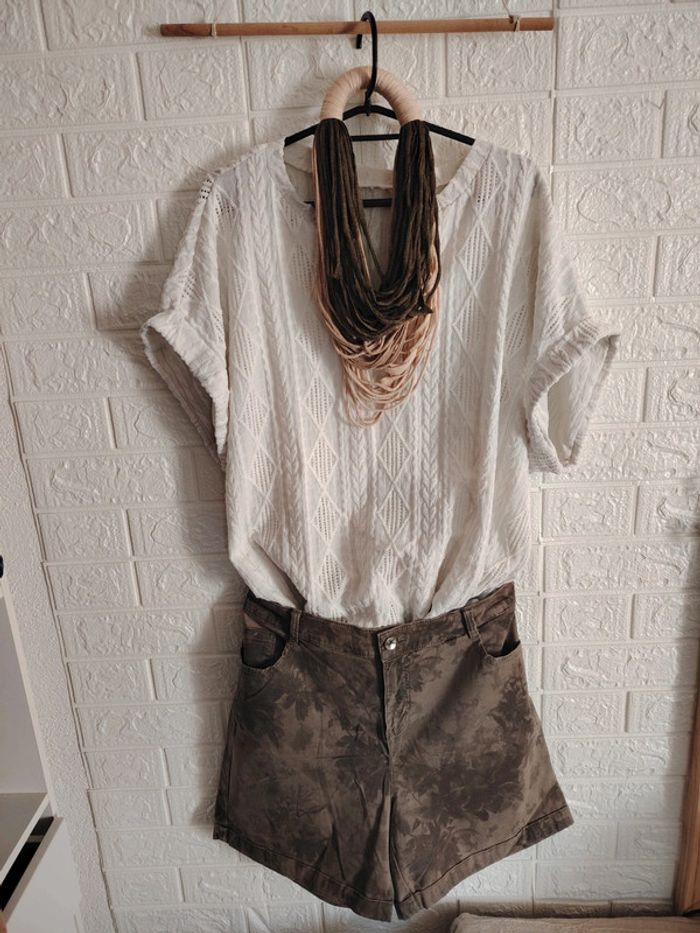 Ensemble short kaki, tee-shirt blanc et tour de cou - photo numéro 3