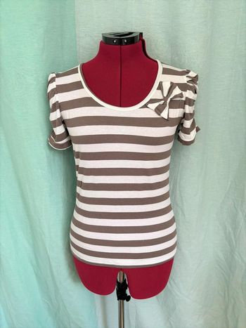 Petit t-shirt blanc à rayures taupe avec dentelle au dos