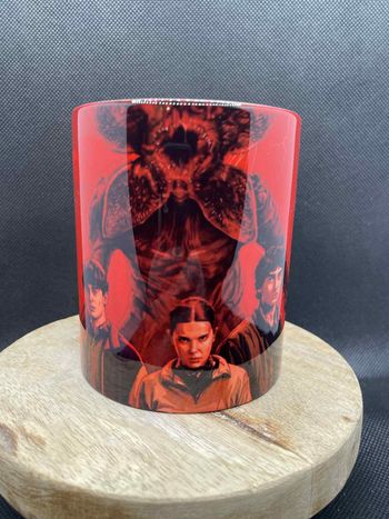🧇Mug Stranger Things – Plonge dans l’étrange à chaque gorgée