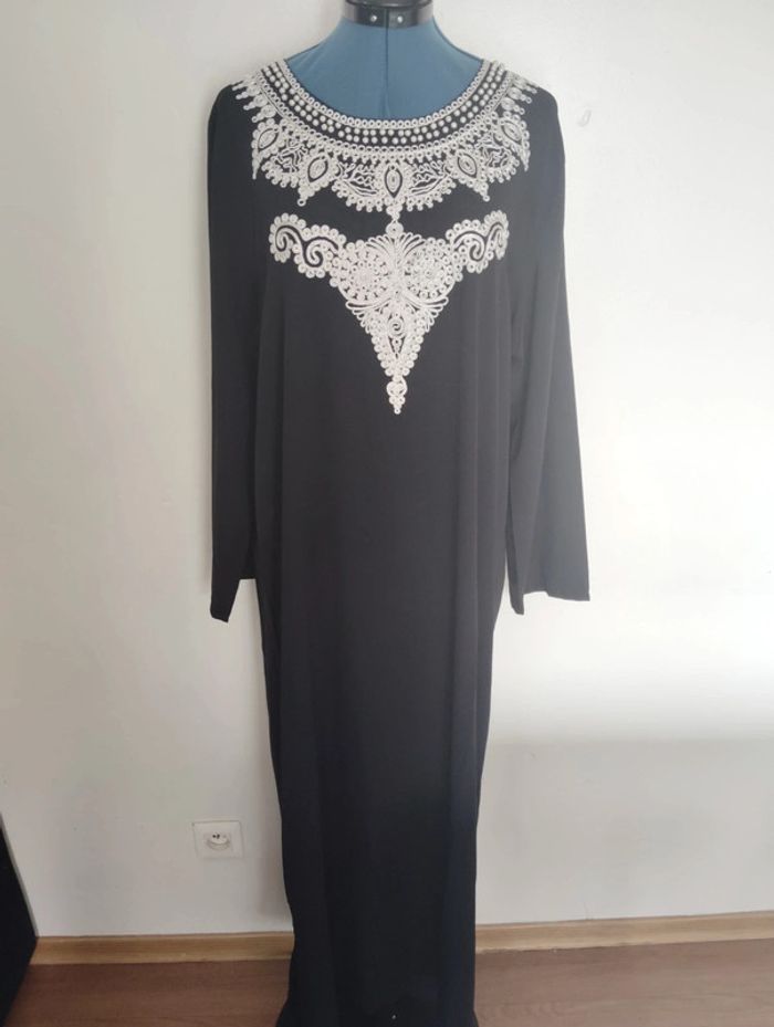 Robe longue brodée taille L