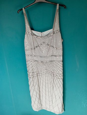 Robe chic à bretelles brodée de paillettes