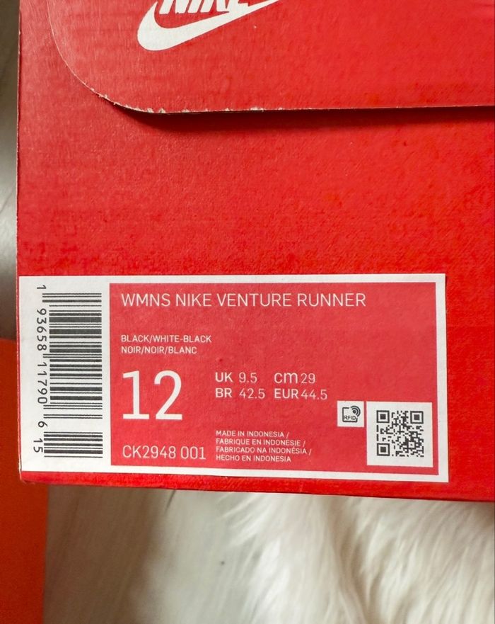 Baskets Nike Venture Runner – Taille 44,5 – noir/blanc – Neuf avec étiquette - photo numéro 7