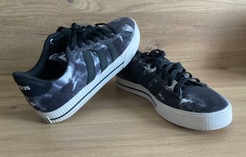 Basket Adidas daily motif camouflage noir et blanc