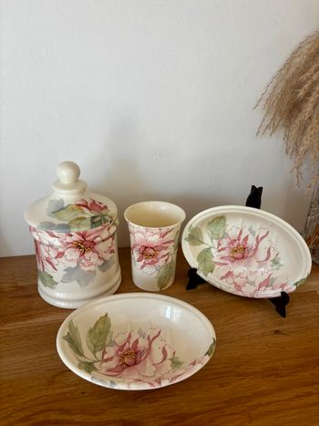 Superbe ensemble 4 pièces pour salle de bain décor floral porcelaine anglaise hadida