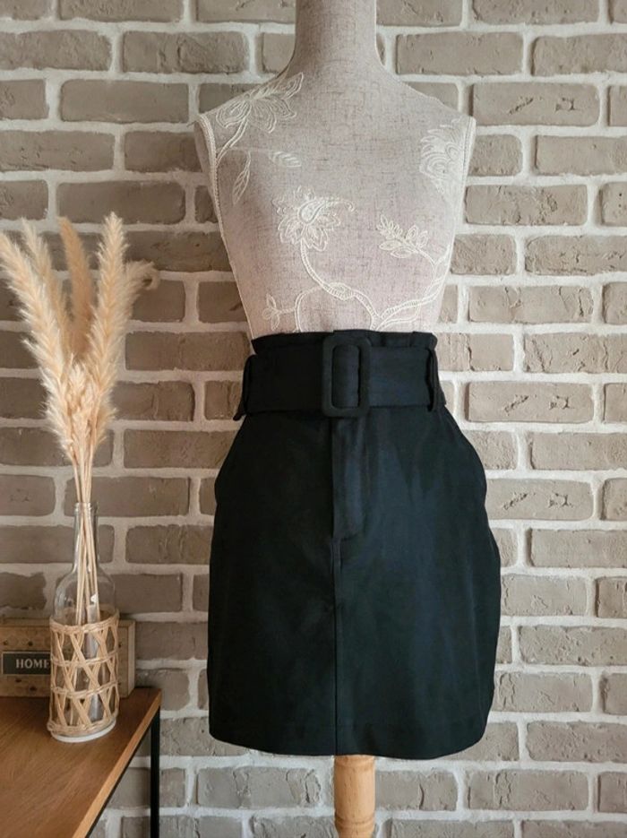 Jupe en suédine noire Zara avec ceinture S 36