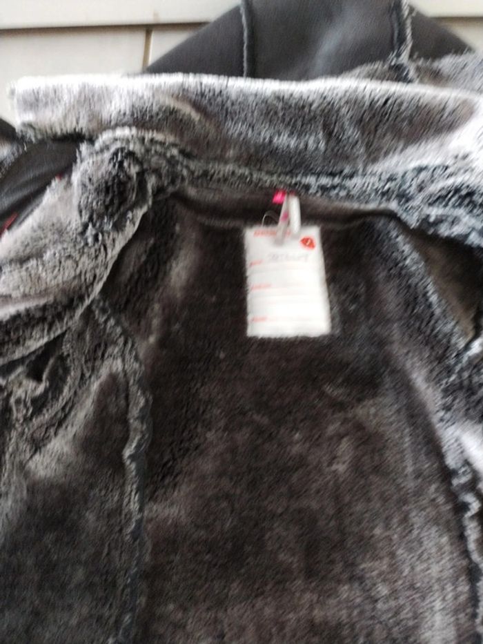Veste fourrée portée une ou deux fois comme neuve taille 5 ans - photo numéro 4