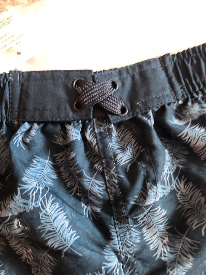 Short de bain neuf 6 ans - photo numéro 3