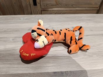 Peluche Tigrou avec coeur Disney