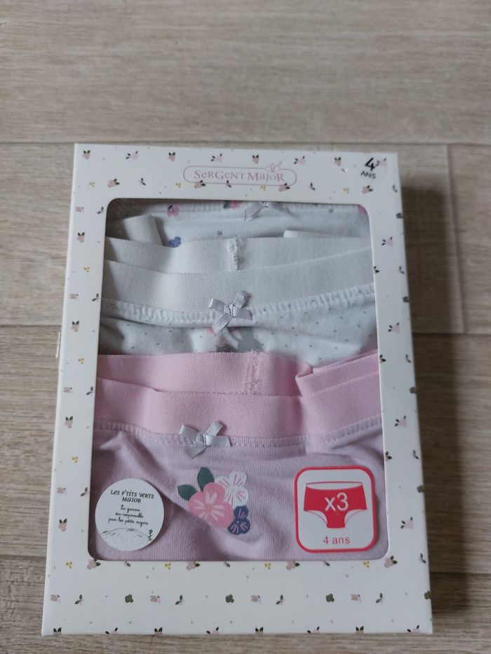 3 culottes shorty neuves 4A