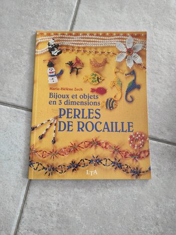 Bijoux et objets en 3 dimensions. Perles de rocaille
