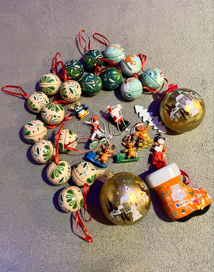 Kinder Ferrero Lot boules de Noël métal et petits jouets