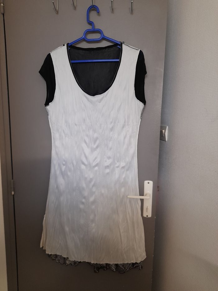 Robe noire et blanche - photo numéro 3