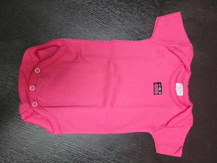 Lot de 13 bodys absorba
Seulement 3 ont été porté et très peu...
Tous les autres sont neufs jamais portés - photo numéro 6