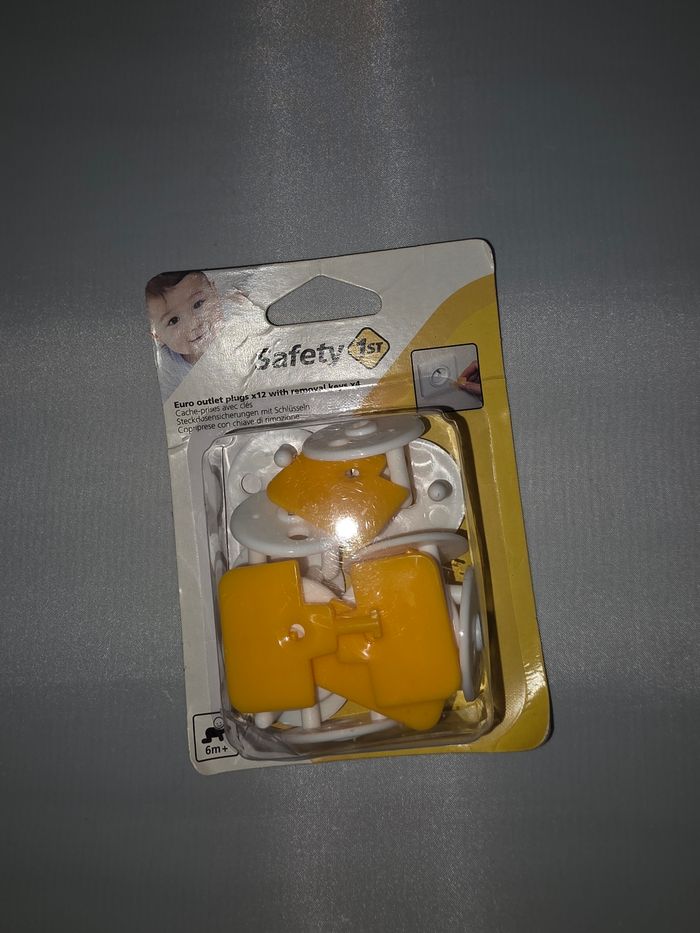 Lot de 12 caches-prises Safety 1st avec 4 clés - photo numéro 2
