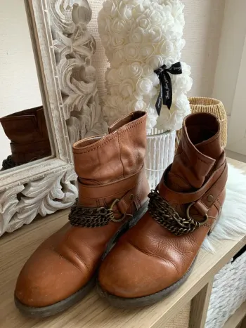 Jolies bottines marron avec chaînette femme 39