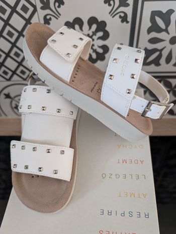 Sandales d'été fille. Semelle intérieure en cuir. Taille 28. Neuf. Geox 