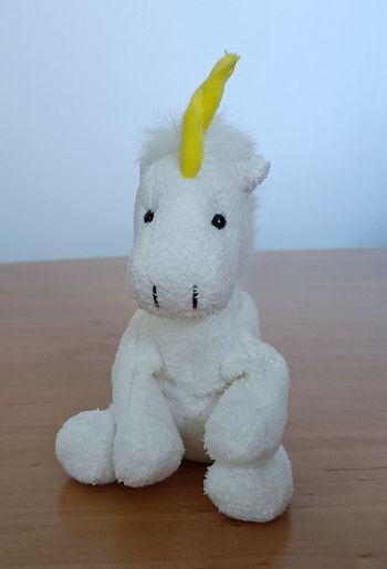 Peluche Doudou licorne blanche et corne jaune. 17,5 cm