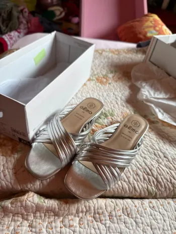 Jolies sandales neuves avec étiquette pointure 36