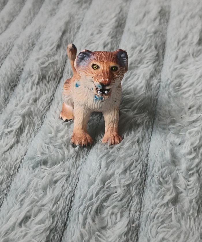 Petite figurine animal lionceau - photo numéro 3