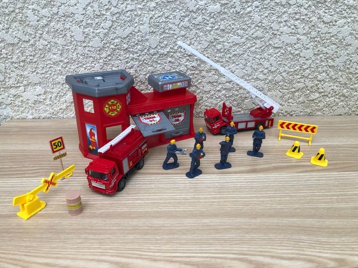 Caserne de pompier, camion, pompiers et accessoires