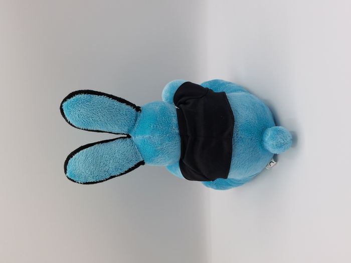 Peluche lapin bleu tee-shirt noir Play Bunny yeux noirs 26 cm assis - photo numéro 2