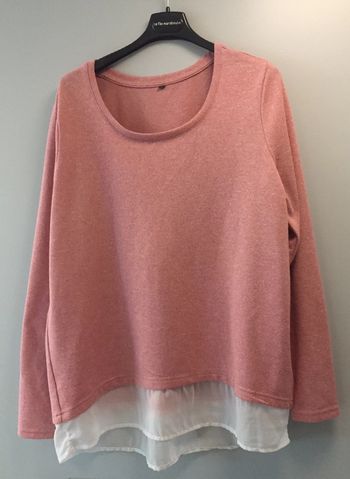 Pull rose clair volants blanc