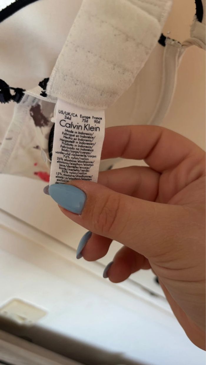 Soutien gorge crème avec motif fleur Calvin Klein taille 90D en très bon état - photo numéro 4