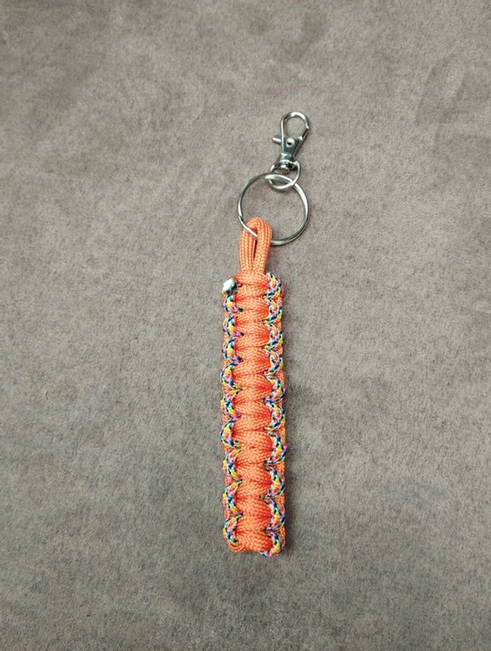 Porte clés en paracorde fait main multicolore et orange