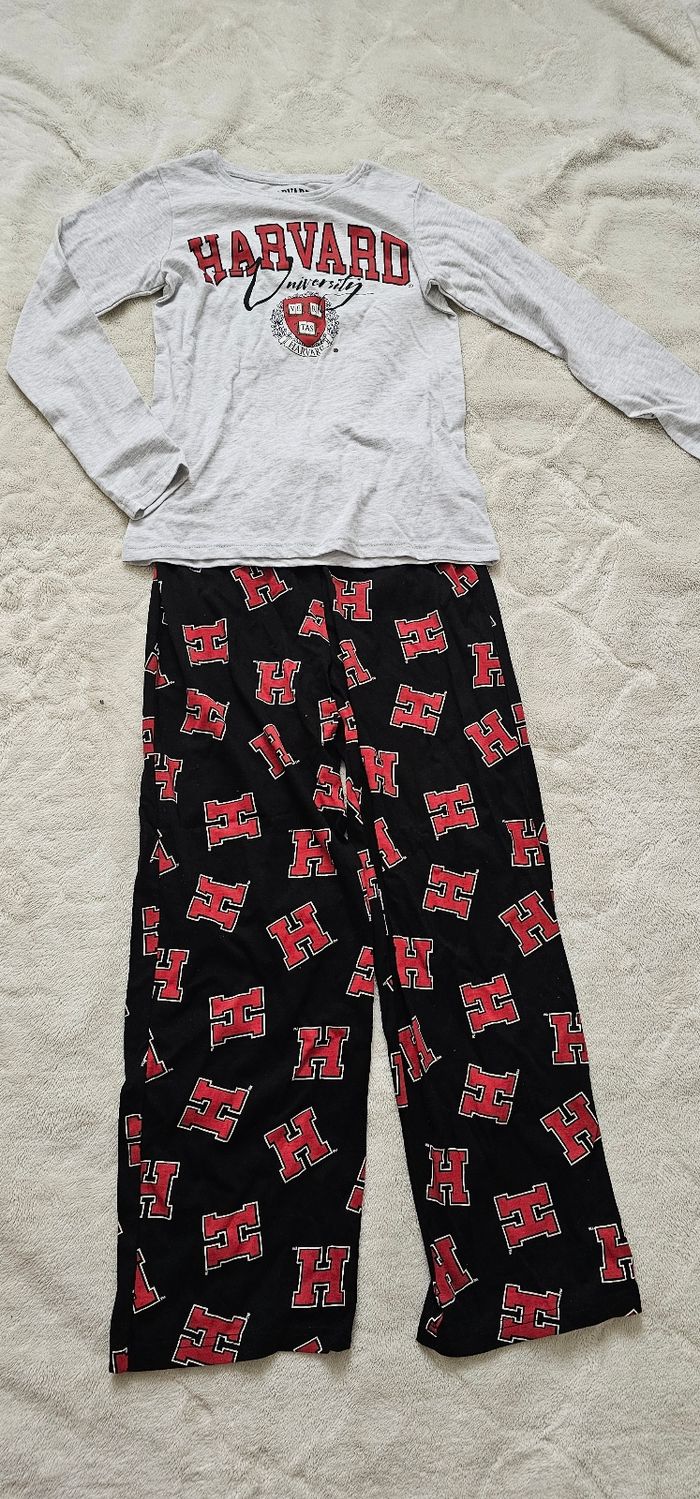 Pyjama enfant Harvard 10 ans – Comme neuf - photo numéro 2