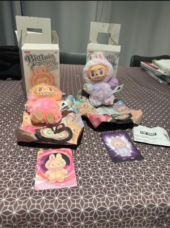 Labubu rose et Labubu violet