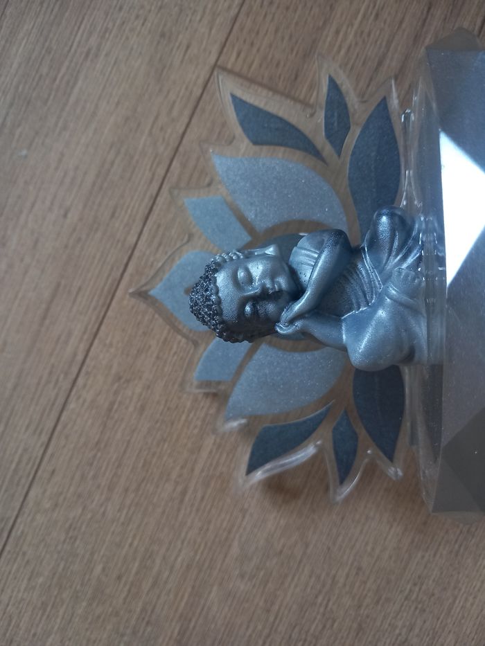 Statue bouddha avec fleur de lotus en résine - photo numéro 3